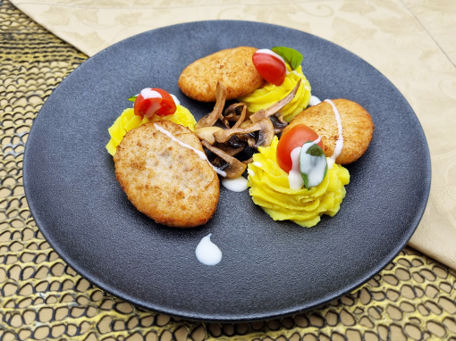 Домашние котлетки из мяса цыплят с картофельным пюре