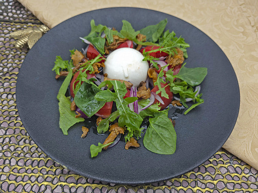 Salad with Burrata cheese and chanterelles